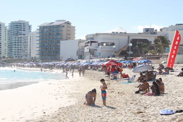 Heavy movement of people at Mandala beach amid COVID-19. (INT) Heavy movement of people at Mandala beach amid COVID-19. January 22, 2021, Cancun, Mexico: Heavy movement of people at Mandala beach amid COVID-19. With the hot weather, many people take advantage of that, flooding Mandala beach, swimming and chilling out on the shore and mostly without using masks. Good day for food vendors and street musicians who entertain beach goers for tips. Credit: Niyi Fote Thenews2. Heavy movement of people at Mandala beach amid COVID-19.  Copyright: xNiyixFotex