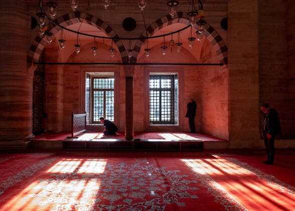 January 22, 2021, Istanbul, Turkey: People praying in the Suleymaniye Mosque. Istanbul Turkey - ZUMAs197 20210122_zab_s197_018 Copyright: xResulxKaboglux