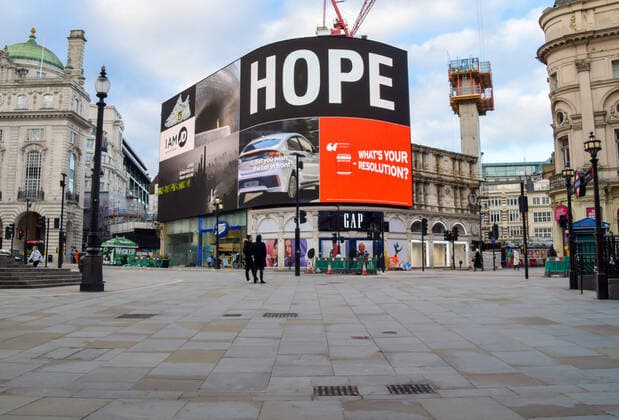 Bilder des Jahres 2021, News 01 Januar News Themen der Woche KW03 News Bilder des Tages January 22, 2021, London, United Kingdom: The word Hope seen displayed in a quiet Piccadilly Circus, London..England remains under lockdown as the government battles to keep the coronavirus pandemic under control. London United Kingdom - ZUMAs197 20210122_zaa_s197_068 Copyright: xVukxValcicx