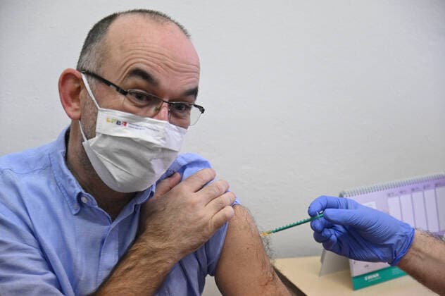 News Bilder des Tages Czech Minister for Health Jan Blatny receives the second vaccine against COVID-19 at the University Hospital Brno, Czech Republic, on January 23, 2021. (CTKxPhoto IgorxZehl) CTKPhotoP202101230224201  zeh