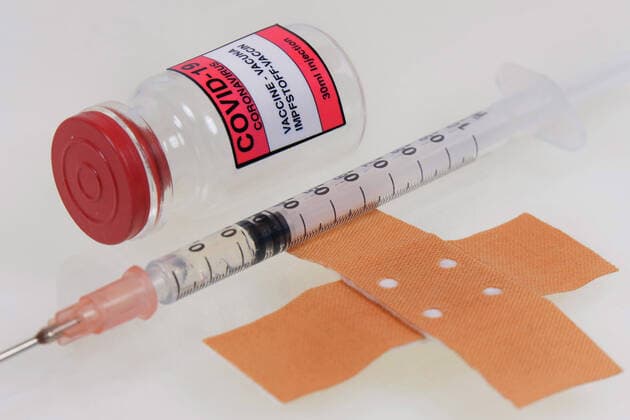 Symbol image Corona vaccination with patch and syringe Corona vaccination