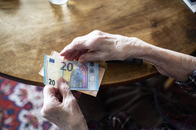Thema: Geld und Alter Heidelberg Deutschland *** Topic Money and Age Heidelberg Germany Copyright: xUtexGrabowsky photothek.netx