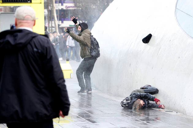 Bilder des Jahres 2021, News 01 Januar News Themen der Woche KW03 News Bilder des Tages EIDHOVEN, 24-01-2021, 18 Septemberplein, Dutch News, Protests during the dutch lockdown in Eindhoven. Women is being blown away by the water cannon during the protest. Protests in Eindhoven  x10564169x Copyright: