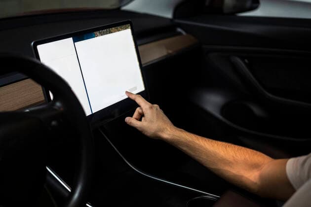 IMAGO Creative: Corporate: Klimaschutz, Digitalisierung und Urbanisierung Technician programming on digital tablet in car at auto repair shop model released Symbolfoto property released DLTSF01434