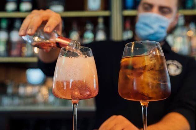 Waiter in bar preparing drinks in restaurant model released Symbolfoto property released EGAF01273