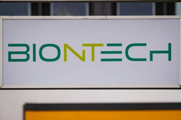 24.01.2021, xovx, Wirtschaft, Zeitgeschehen, Biontech produziert in Marburg den Corona-Impfstoff Symbolfoto Firmenlogo Biontech an einem Firmenwegweiser der Behringwerke in Marburg, Biontech hat die Erlaubnis für den Betrieb seines neuen Werks im mittelhessischen Marburg zur Herstellung des Corona-Impfstoffes erhalten. Die Firma siedelt auf dem Gelände der Behringwerke in Marburg an und wird dort den Impfstoff gegen Covid19 produzieren. Marburg Behring-Werke, Emil-von-Behring-Strasse Hessen Deutschland (DE) *** 24 01 2021, xovx, economy, current affairs, Biontech produces Corona vaccine in Marburg Symbol photo Company logo Biontech on a company signpost at Behringwerke in Marburg, Biontech has been granted permission to operate its new p