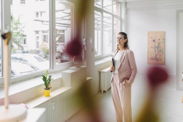 Businesswoman standing in office model released Symbolfoto property released GUSF04996