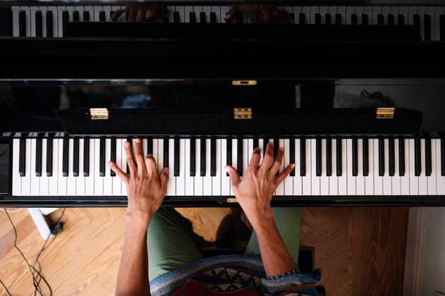 IMAGO Creative: Lokalhelden - Kunst und Kultur Young male musician playing piano at home model released Symbolfoto property released JCMF01813