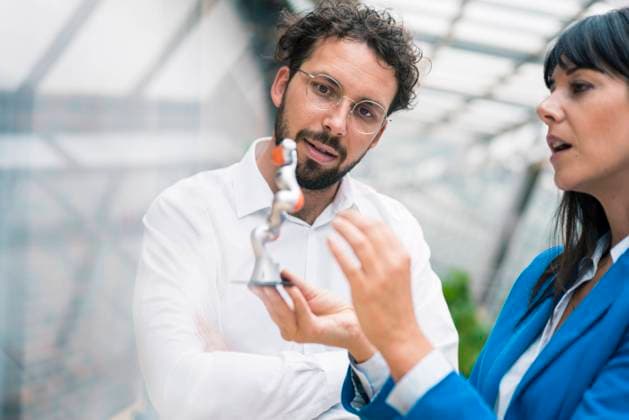 IMAGO Creative: Digitale Welt, Mixed Reality Female and male colleagues examining model in discussion during meeting model released Symbolfoto property released JOSEF02636