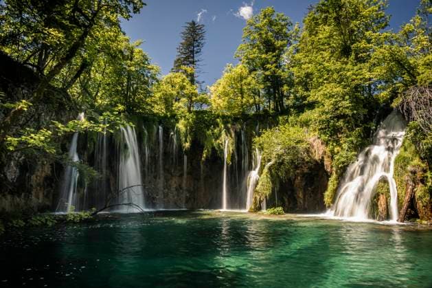 Waterfalls and turquoise lake MSUF00370