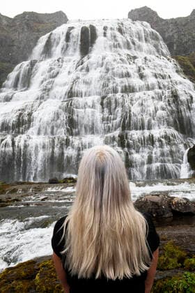 IMAGO Creative: Internationaler Frauenmonat, Gesundheit, Frauen in der Menopause Woman looking at view of Dynjandi waterfall at Westfjords, Iceland NEKF00062