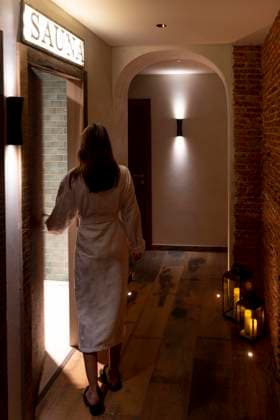 IMAGO Creative, Jahreszeit Winter, Wellness im Spa Young female customer wearing bathrobe entering sauna at health spa model released Symbolfoto property released OCMF01891