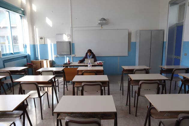 milan - coronavirus covid19 Orange Zone, school resumes lessons at 50 percent with teaching in the presence at the Liceo Volta, - pupil teacher - entrance and temperature measurement- Editorial Usage Only  Copyright: xfrancescoxrossix xIPAx
