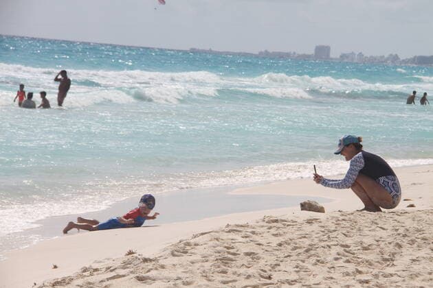 Movement of People at Chacmool Beach in Cancun amid COVID-19. January 24, 2021, Cancun, Mexico: People having fun at Chacmool beach in Cancun amid COVID-19. People are seen surfing , practicing sports and enjoying the hot weather and most of the people aren™t using masks . Movement of People at Chacmool Beach in Cancun amid COVID-19.  Copyright: xNiyixFotex