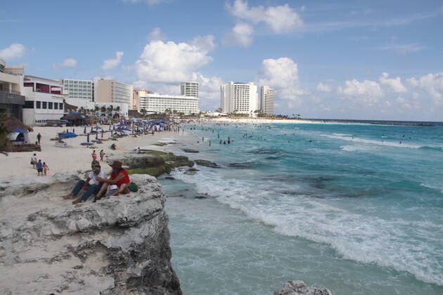 Movement of People at Chacmool Beach in Cancun amid COVID-19. January 24, 2021, Cancun, Mexico: People having fun at Chacmool beach in Cancun amid COVID-19. People are seen surfing , practicing sports and enjoying the hot weather and most of the people aren™t using masks . Movement of People at Chacmool Beach in Cancun amid COVID-19.  Copyright: xNiyixFotex