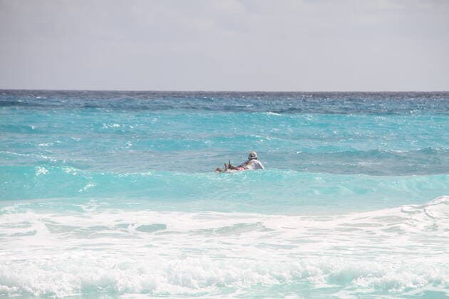Movement of People at Chacmool Beach in Cancun amid COVID-19. January 24, 2021, Cancun, Mexico: People having fun at Chacmool beach in Cancun amid COVID-19. People are seen surfing , practicing sports and enjoying the hot weather and most of the people aren™t using masks . Movement of People at Chacmool Beach in Cancun amid COVID-19.  Copyright: xNiyixFotex