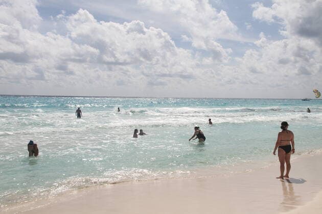 Movement of People at Chacmool Beach in Cancun amid COVID-19. January 24, 2021, Cancun, Mexico: People having fun at Chacmool beach in Cancun amid COVID-19. People are seen surfing , practicing sports and enjoying the hot weather and most of the people aren™t using masks . Movement of People at Chacmool Beach in Cancun amid COVID-19.  Copyright: xNiyixFotex