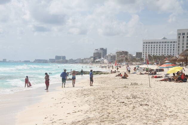 Movement of People at Chacmool Beach in Cancun amid COVID-19. January 24, 2021, Cancun, Mexico: People having fun at Chacmool beach in Cancun amid COVID-19. People are seen surfing , practicing sports and enjoying the hot weather and most of the people aren™t using masks . Movement of People at Chacmool Beach in Cancun amid COVID-19.  Copyright: xNiyixFotex