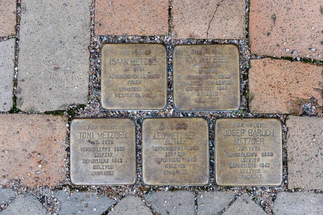 Am 27. Januar ist der Tag des Gedenkens an die Opfer des Nationalismus. Der Tag bezieht sich auf die Befreiung des Vernichtungslagers Auschwitz am 27. Januar 1945 und wurde 2005 zum internationalen Tag des Gedenkens erklärt. Auch die Stolpersteine des Künstlers Gunter Demnig, verlegt im Gehweg vor den ehemaligen Wohnhäusern der Opfer, erinnern europaweit an die Verfolgung und Ermordung. *** 27 January is the day of remembrance of the victims of nationalism The day refers to the liberation of the Auschwitz extermination camp on 27 January 1945 and was declared an international day of remembrance in 2005 The Stolpersteine (stumbling stones) by the artist Gunter Demnig, laid in the pavement in front of the former homes of the victims, a