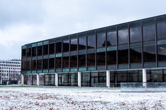 Stuttgart Landtag Baden-Wuerttemberg, Landtagswahlen 2021, 25.01.2021 Gebauede mit Glasfront, Wiese, Blaetter, Schnee, Spiegelung, bedeckter Himmel, Winter, Das Landtagsgebaeude von Baden-Wuerttemberg wurde 1961 erbaut und war der erste Parlamentsneubau nach dem Zweiten Weltkrieg in Deutschland. Der Architekt Kurt Viertel aus Mainz entwarf das quadratische Gebaeude mit einer Hoehe von 12 Metern. Während einer Generalsanierung zwischen 2013 und 2016 und Umbauphase fanden Plenarsitzungen im Kunstgebaeude am Schlossplatz statt. Eine Glasfront sorgt seither fuer Tageslicht auch im Innern des Gebaudes. Landtagswahlen 2021: Am 14. Maerz 2021 wird in Baden-Wuerttemberg ein neuer Landtag gewaehlt. Zum 30. April 2021 endet die Wahlperiode des ak Copyright: xTabeaxGuenzler Eibner-Pressefotox LBW