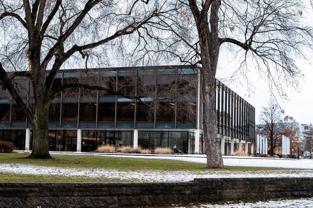 Stuttgart Landtag Baden-Wuerttemberg, Landtagswahlen 2021, 25.01.2021 Baeume, Wiese, Gras, Schnee, bedeckter Himmel, Haus des Landtags, Das Landtagsgebaeude von Baden-Wuerttemberg wurde 1961 erbaut und war der erste Parlamentsneubau nach dem Zweiten Weltkrieg in Deutschland. Der Architekt Kurt Viertel aus Mainz entwarf das quadratische Gebaeude mit einer Hoehe von 12 Metern. Während einer Generalsanierung zwischen 2013 und 2016 und Umbauphase fanden Plenarsitzungen im Kunstgebaeude am Schlossplatz statt. Eine Glasfront sorgt seither fuer Tageslicht auch im Innern des Gebaudes. Landtagswahlen 2021: Am 14. Maerz 2021 wird in Baden-Wuerttemberg ein neuer Landtag gewaehlt. Zum 30. April 2021 endet die Wahlperiode des aktuell 16. Landtags von Copyright: xTabeaxGuenzler Eibner-Pressefotox LBW
