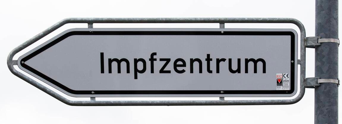 Vaccination center sign, traffic sign, Schleswig Holstein, Germany, Europe Copyright: imageBROKER/JustusxdexCuveland ibxuve06683455.jpg