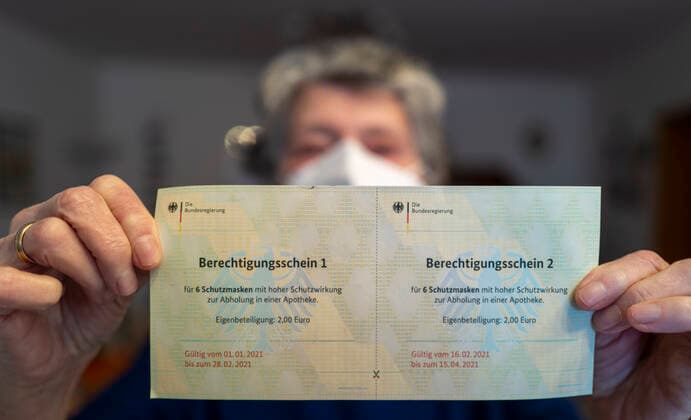Senior Sibilla Sämmer 89 with eligibility certificate for high protection masks to pick up at pharmacy , federal government grant for seniors FFP2 eligibility certificate 1 eligibility certificate 2