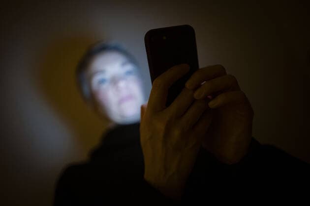 IMAGO Creative: Kulturelle Folgen der Pandemie: Gesundheitsbewußtsein und Alleinsein Symbolfoto zum Thema Handysucht: Eine Frau schaut in einem dunklen Raum auf ihr Smartphone. Berlin, 23.01.2021 Berlin Deutschland *** Mobile phone addiction symbol photo A woman looks at her smartphone in a dark room Berlin, 23 01 2021 Berlin Germany Copyright: xThomasxTrutschel xphotothek.dex