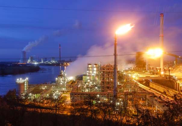 IMAGO Nature: Unsere Erde, Energiequellen, Kohlekraftwerke Duisburg, Ruhrgebiet, Nordrhein-Westfalen, Deutschland - ThyssenKrupp Steel, Kokerei Schwelgern am Rhein in Duisburg Marxloh, hinten Steinkohlekraftwerk Walsum. Duisburg Nordrhein-Westfalen Deutschland *** Duisburg, Ruhr Area, North Rhine-Westphalia, Germany ThyssenKrupp Steel, Schwelgern coking plant on the Rhine in Duisburg Marxloh, rear Walsum coal-fired power plant Duisburg North Rhine-Westphalia Germany