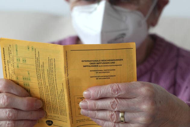 Winden Themenbild - Coronavirus, Coronapandemie - Patientin einer Risikogruppe mit internationale Impfbescheinigung, Prophylaxebescheinigung, Impfpass, Impfbuch Themenbild - Coronavirus, Coronapandemie - Patientin einer Risikogruppe mit internationale Impfbescheinigung, Prophylaxebescheinigung, Impfpass, Impfbuch Coronavirus, Coronapandemie - Impfpass, Impfbuch, Impfbescheinigung, Impfdokument, internationale Impfbescheinigung, Prophylaxebescheinigung. Eine ältere Person, Rentnerin, einer Risikogruppe, mit 80 Jahren, sitzt in ihrem Wohnzimmer auf der Couch, Sofa und hält ihren gelben Impfpass für die bevorstehende Corona Schutzimpfung in der Hand, in den älteren, runzligen Fingern ihrer Händen. Model release Vertrag liegt vor. Model Copyright: xFleigx xEibner-Pressefotox EP_dfg