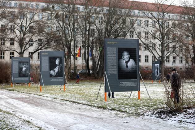 Erfurt Erinnerungsrundgang KZ überlebt 27 01 2021 , Erfurt, Landtag, on the anniversary of the liberation from National Socialism there is the exhibition KZ überlebt in the Beethovenpark on eleven mobile large surfaces with 16 portraits of Holocaust su