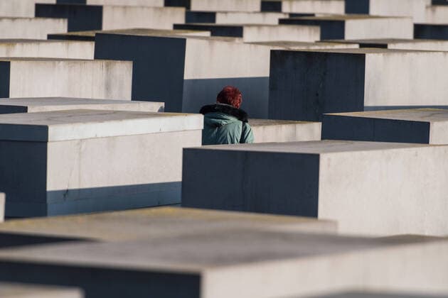 Holocaust Remembrance Day, Eindrücke aus Berlin Heute vor 76 Jahren wurde das Konzentrationslager in Auschwitz befreit. Auch dieses Jahr findet der Internationale Holocaust Remembrance Day statt. Er ist ein Tag des Gedenkens an die Opfer des Holocaust. Im Bild ist eine Passantin im Denkmal für die ermordeten Juden Europas am 27.01.2021 zu sehen. Berlin Berlin Deutschland *** Holocaust Remembrance Day, impressions from Berlin 76 years ago today the concentration camp in Auschwitz was liberated Also this year the International Holocaust Remembrance Day takes place It is a day of remembrance for the victims of the Holocaust In the picture a passer-by is seen at the memorial for the murdered Jews of Europe on 27 01 2021 Berlin Berlin Germany