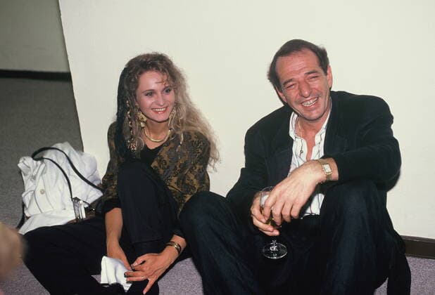 Singer Nicole and composer Ralph Siegel sitting on the floor at the golden note on 13 08 1989