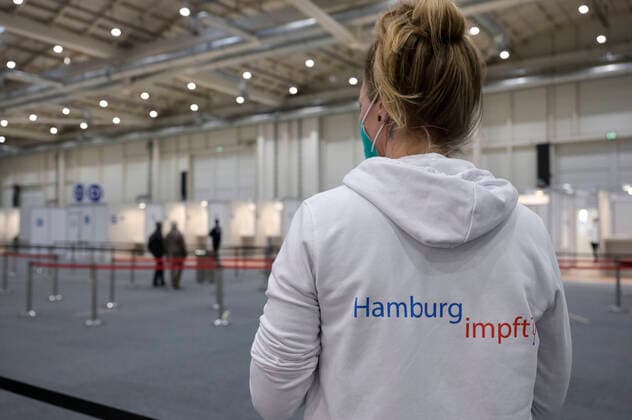 DEUTSCHLAND, Hamburg, Corona Pandemie, Impfzentrum der KVH und Sozialbehörde Hamburg in den Messehallen, groesstes Impfzentrum Deutschlands fuer bis zu 7000 Menschen taeglich, Impfung von alten Menschen Hamburg Germany
