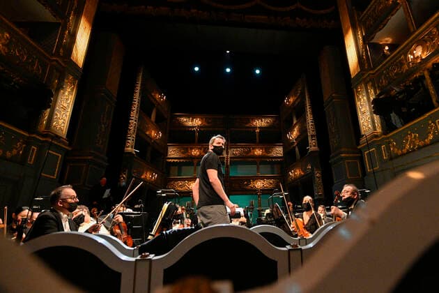 Bilder des Jahres 2021, Entertainment 01 Januar Entertainment Themen der Woche KW04 German conductor Karsten Januschke performs during the general rehearsal before the live Czech Television broadcast of the Mozart s Birthday 2021 concert at the Estates Theatre in Prague, Czech Republic, January 27, 2021. Due to the governmental restrictions, the concert will be performed without spectators. The concert will present selected highlights of Mozart’s operas Idomeneo and Le clemenza di Tito. (CTKxPhoto MichalxKamaryt) CTKPhotoP202101270739501  kmt 1