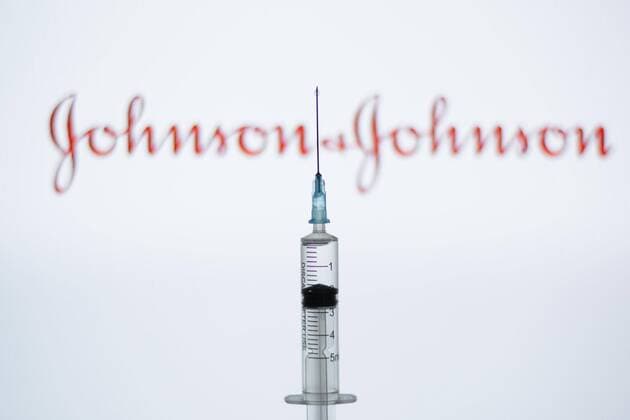 January 27, 2021, Spain: In this photo illustration a medical syringe seen displayed in front of the Johnson & Johnson logo. Spain - ZUMAs197 20210127_zab_s197_001 Copyright: xThiagoxPrudenciox