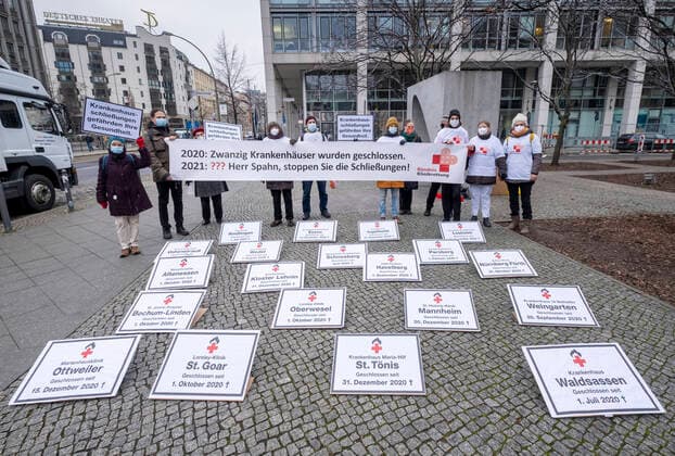 Signature delivery to Spahn stop of hospital closings demanded Germany, Berlin, 27 012021, action, active one of the alliance hospital rescue, signatures for Federal Minister of Health Jens Spahn, they protested thereby against current hospital