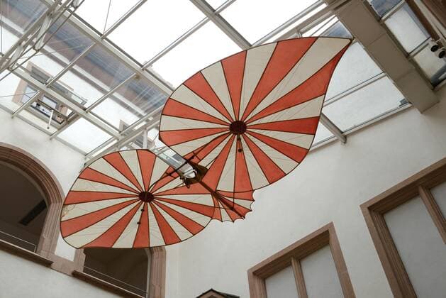 Nachbau des Hängegleiters von Albrecht Ludwig Berblinger, Lichthof des Ulmer Rathauses, Schneider von Ulm, Modell, Luftfahrtpionier, Flugpionier, Flugdrachen, Ulm, Baden-Württemberg, Deutschland, Europa *** Replica of the hang glider of Albrecht Ludwig Berblinger, atrium of the Ulm town hall, Schneider von Ulm, model, aviation pioneer, flying pioneer, flying kite, Ulm, Baden Württemberg, Germany, Europe Copyright: imageBROKER/J.xPfeiffer iblpjr05185398.jpg 