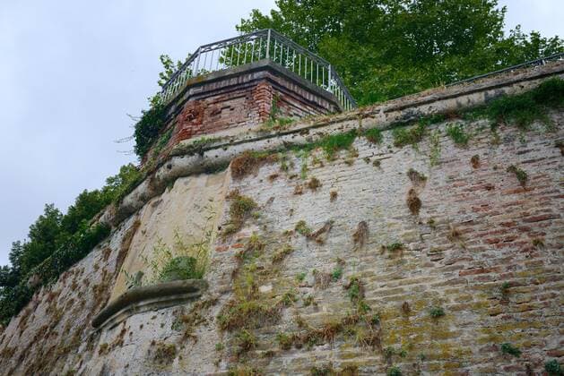 Adlerbastei, Absprungstelle des Schneiders von Ulm, Albrecht Ludwig Berblinger, Stadtmauer, Stadtbefestigung, Ulm, Baden-Württemberg, Deutschland, Europa *** Eagle bastion, jumping off point of the tailor of Ulm, Albrecht Ludwig Berblinger, city wall, city fortification, Ulm, Baden Württemberg, Germany, Europe Copyright: imageBROKER/J.xPfeiffer iblpjr05185400.jpg 