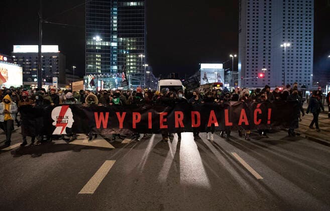 Bilder des Jahres 2021, News 01 Januar News Themen der Woche KW04 News Bilder des Tages January 27, 2021, Warsaw, Warsaw, Poland: on January 27, 2021 in Warsaw, Poland. Hundreds of people took to the streets after the constitutional tribunal published the ruling that makes abortion in case of severe faetus malformation illegal. Warsaw Poland - ZUMAk156 20210127_zip_k156_014 Copyright: xAleksanderxKalkax