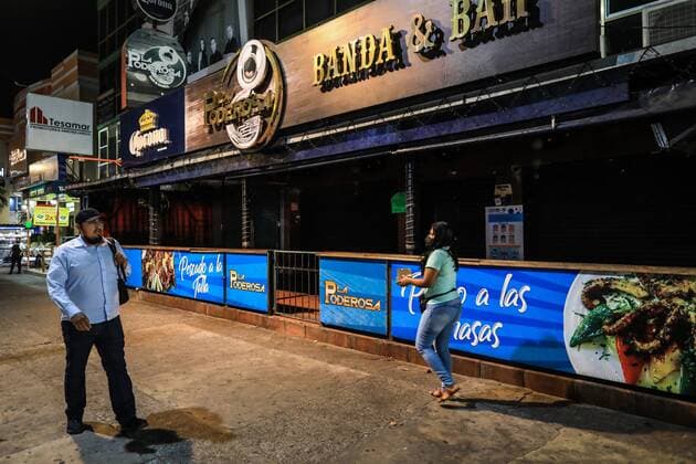 General view of the bars and restaurants area that have been closed again in the port of Acapulco, Mexico, 27 January 2021. The Mexican state Guerrero returns to the maximum risk alert, red, due to the increase in infections and deaths in recent weeks, the Government of the entity reported. EFE David Guzmán Mexican state of Guerrero returns to maximum alert due to increased infections !ACHTUNG: NUR REDAKTIONELLE NUTZUNG!  Copyright: xDAVIDxGUZMANxGONZALEZx MEX3844 20210128-637474029822653927