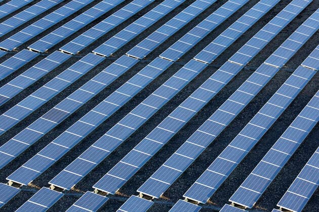 IMAGO Nature: Unsere Erde, Energiequellen, Photovoltaik Solaranlage auf einem Flachdach, Belgien, Ostflandern Solar panels on roof, Belgium, East Flanders BLWS637155 *** Solar panels on a flat roof, Belgium, East Flanders Solar panels on roof, Belgium, East Flanders BLWS637155 Copyright: xblickwinkel W.xPattynx