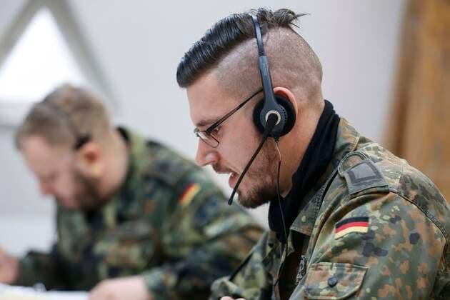 Callcenter Gesundheitsamt Brandenburg an der Havel, DEU, 28 01 2021 Soldiers of the German Armed Forces work in the callcenter of a public health department The soldiers conduct telephone conversations with people suffering from Covid19 and, among other things, inquire about the health status of the patients on a daily basis Brandenburg an der Havel Brandenburg Deutschland