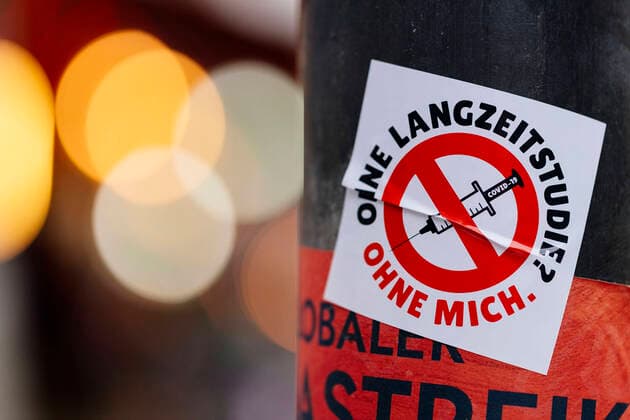A sticker with the inscription Ohne Langzeitstudie Ohne mich (Without long-term study Without me) points to reservations about vaccines that received emergency approval and whose land-time damage has not been researched Topic image, symbol image Cologne, 28 01 2021 Foto:xC.xHardtx xFuturexImage