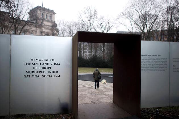 Memorial to the Sinti and Roma of Europe Deu, Deutschland, Germany, Berlin, 27.01.2021 Denkmal und Mahnmal fuer die im Nationalsozialismus ermordeten Sinti und Roma Europas gegenueber dem Reichstag in Berlin. Das Mahnmal erinnert an den Porajmos, den nationalsozialistischen Voelkermord an den als sog. Zigeuner verfolgten europaeischen Roma. Entwurf und Gestaltung stammen von dem israelischen Kuenstler Dani Karavan. In Gedenken am 75. Jahrestag der Befreiung von Auschwitz veranstaltet die juedische Gemeinde und antifaschistische Initiativen unter dem Motto Kein Vergessen Kein Vergeben zur Erinnerung Memorial to the Sinti and Roma of Europe Murdered under Nationalsocialism near the Reichstag in Berlin. In addition to targeting Jews during the