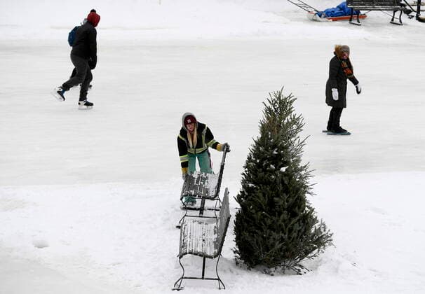 January 28, 2021, Ottawa, on, Canada: A worker adjusts benches to allow for physical distancing as a measure against the COVID-19 pandemic on the Rideau Canal Skateway on its opening day in Ottawa, on Thursday, Jan. 28, 2021. Ottawa Canada  - ZUMAc35_ 20210128_zaf_c35_006 Copyright: xJustinxTangx
