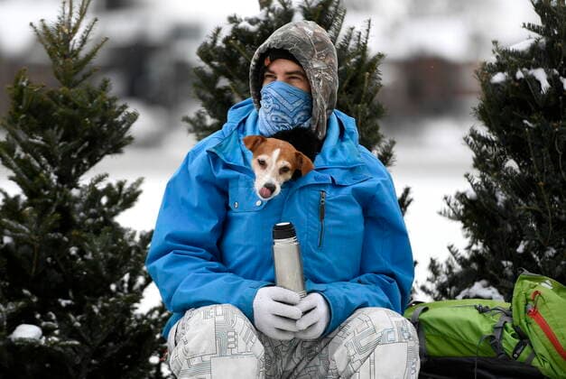 News Bilder des Tages January 28, 2021, Ottawa, on, Canada: Andy S. keeps his dog Stella warm inside his jacket at a rest stop along the Rideau Canal Skateway on its opening day in Ottawa, on Thursday, Jan. 28, 2021, in the midst of the COVID-19 pandemic. The Rideau Canal is a UNESCO World Heritage Site. Ottawa Canada  - ZUMAc35_ 20210128_zaf_c35_013 Copyright: xJustinxTangx