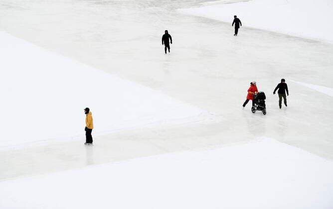January 28, 2021, Ottawa, on, Canada: People make their way along the Rideau Canal Skateway on its opening day in Ottawa, on Thursday, Jan. 28, 2021, in the midst of the COVID-19 pandemic. The Rideau Canal is a UNESCO World Heritage Site. Ottawa Canada  - ZUMAc35_ 20210128_zaf_c35_014 Copyright: xJustinxTangx