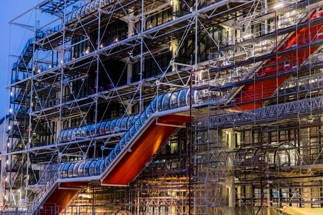 Creative Highlights World Paris, France January 26, 2021 - View of the Pompidou Center (Beaubourg) at dusk. The Center Pompidou will close its doors between 2023 and 2027 in order to carry out major restoration work, announced the French Minister of Culture. This work had become essential because of the corrosion affecting the building which houses very important collections of modern and contemporary art, vast exhibition spaces and a very large library ILLUSTRATION, BEAUBOURG, ARCHITECTURE, MUSEE, LIEU CULTUREL, ART CONTEMPORAIN, SOIR, CREPUSCULE, GENERIQUE, FACADE, EXTERIEUR, MONUMENT PARISIEN, CENTRE POMPIDOU, FERMETURE, TRAVAUX,  Copyright: xVincentxIsorex