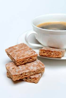  Basler Leckerli mit Tasse Kaffee, Lackerli, Läckerli, Pfefferkuchen *** Basler Leckerli with cup of coffee, Lackerli, Läckerli, gingerbread Copyright: imageBROKER/J.xPfeiffer iblpjr05184932.jpg